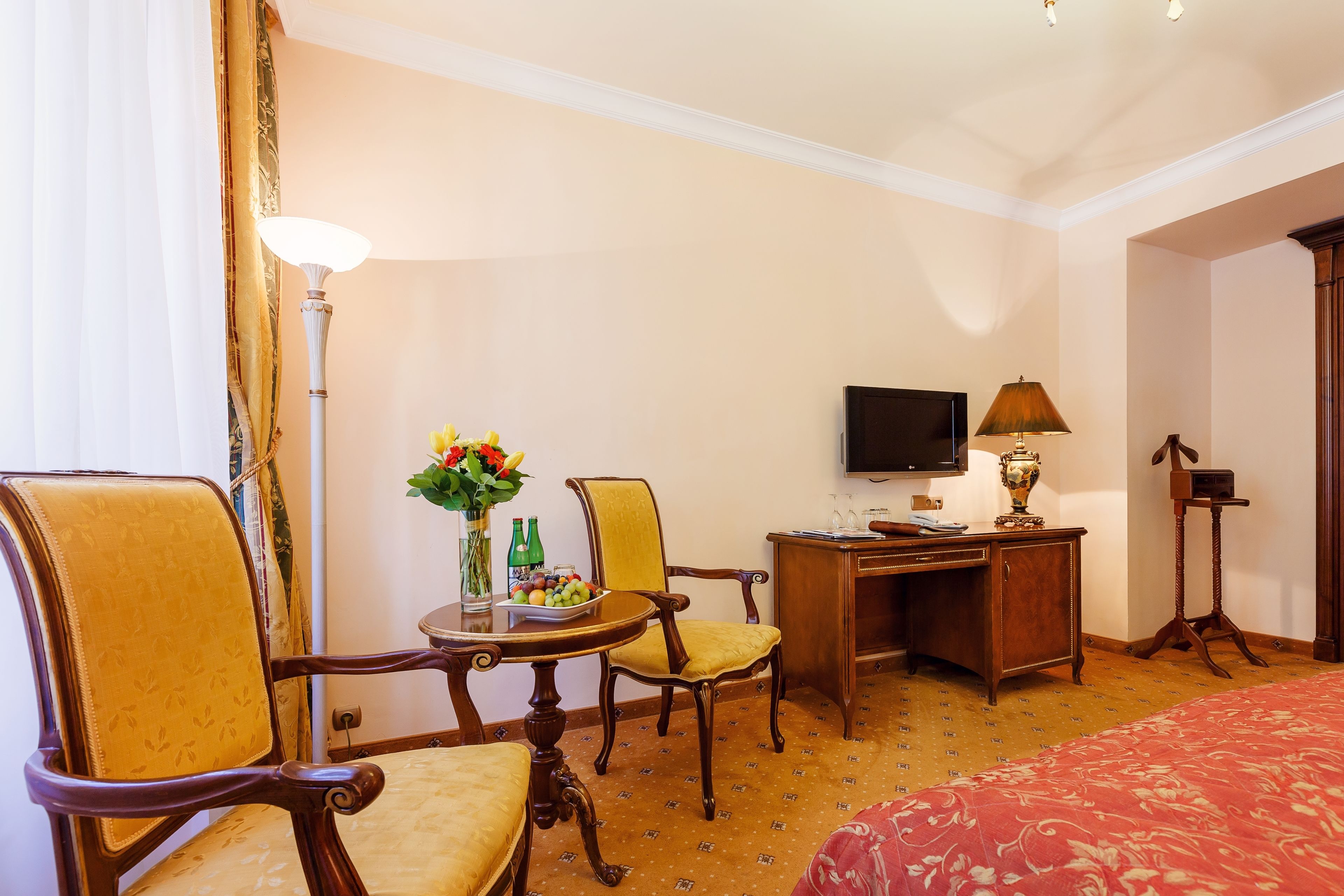 classic double room, 1 king bed, non smoking, courtyard view | 1 bedroom, in-room safe, desk, soundproofing
