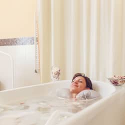 Soins corporels, soins d'hydrothérapie, massages aux pierres chaudes