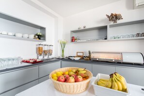Daily continental breakfast for a fee - Beachfront Villa Mediteran (Podstrana)