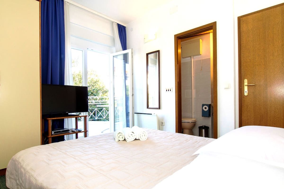 Economy Double Room with Balcony | Cortinas opacas, tabla de planchar con plancha, wifi gratis
