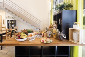 Se ofrece un desayuno para llevar entre semana (por un coste adicional)