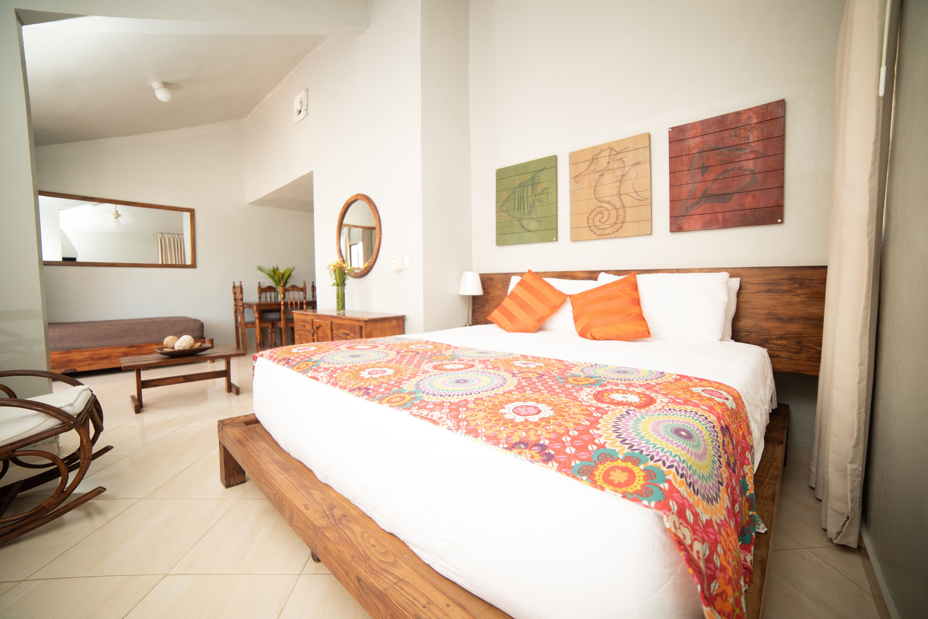 Standaard kamer | Een kluis op de kamer, een bureau, een strijkplank/strijkijzer