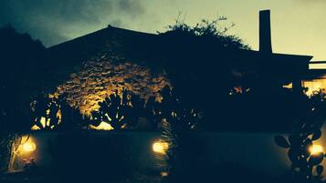 Fassade der Unterkunft – Abend/Nacht