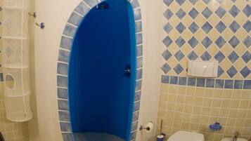 Dreibettzimmer | Badezimmer | Dusche, kostenlose Toilettenartikel, Haartrockner, Bidet