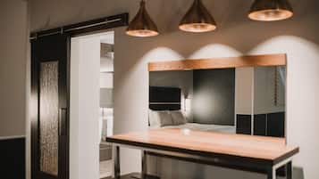 Standaard kamer, 2 queensize bedden, niet-roken | Individueel gedecoreerd, individueel gemeubileerd, een bureau