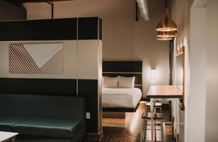 Escritorio y espacio para trabajar con laptop