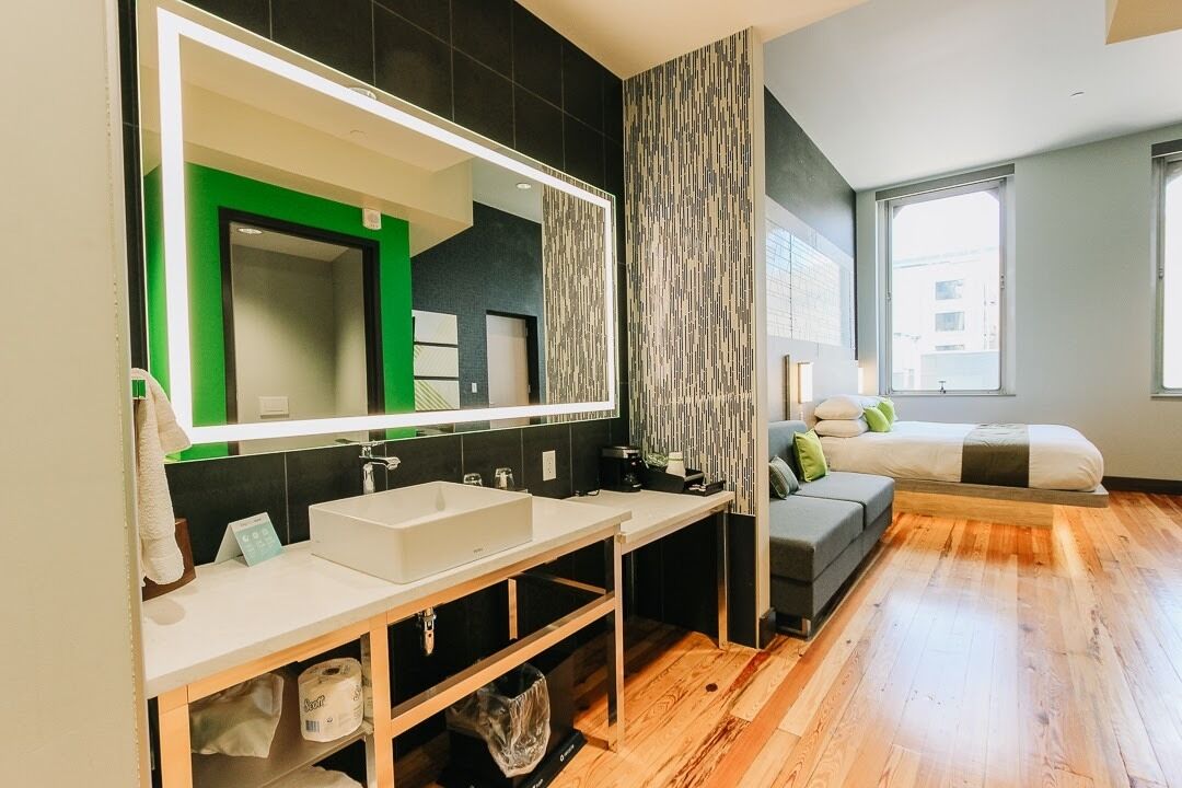 street view deluxe king | individually decorated, individually furnished, desk, laptop workspace