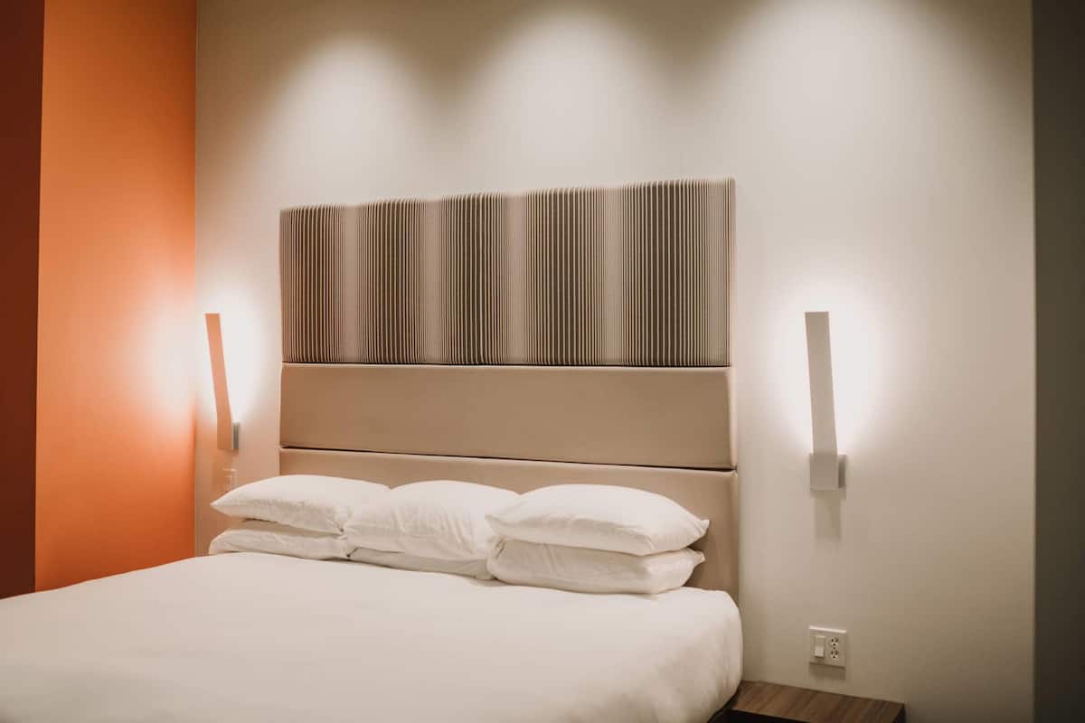 Standard Room, 1 King Bed, Non Smoking (Larger Room) | Individually decorated, individually furnished, desk, laptop workspace