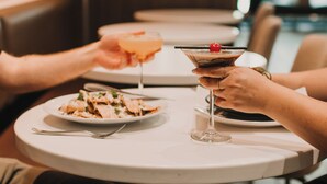Ein Restaurant mit runden Tischen, Speisen und Getränken.