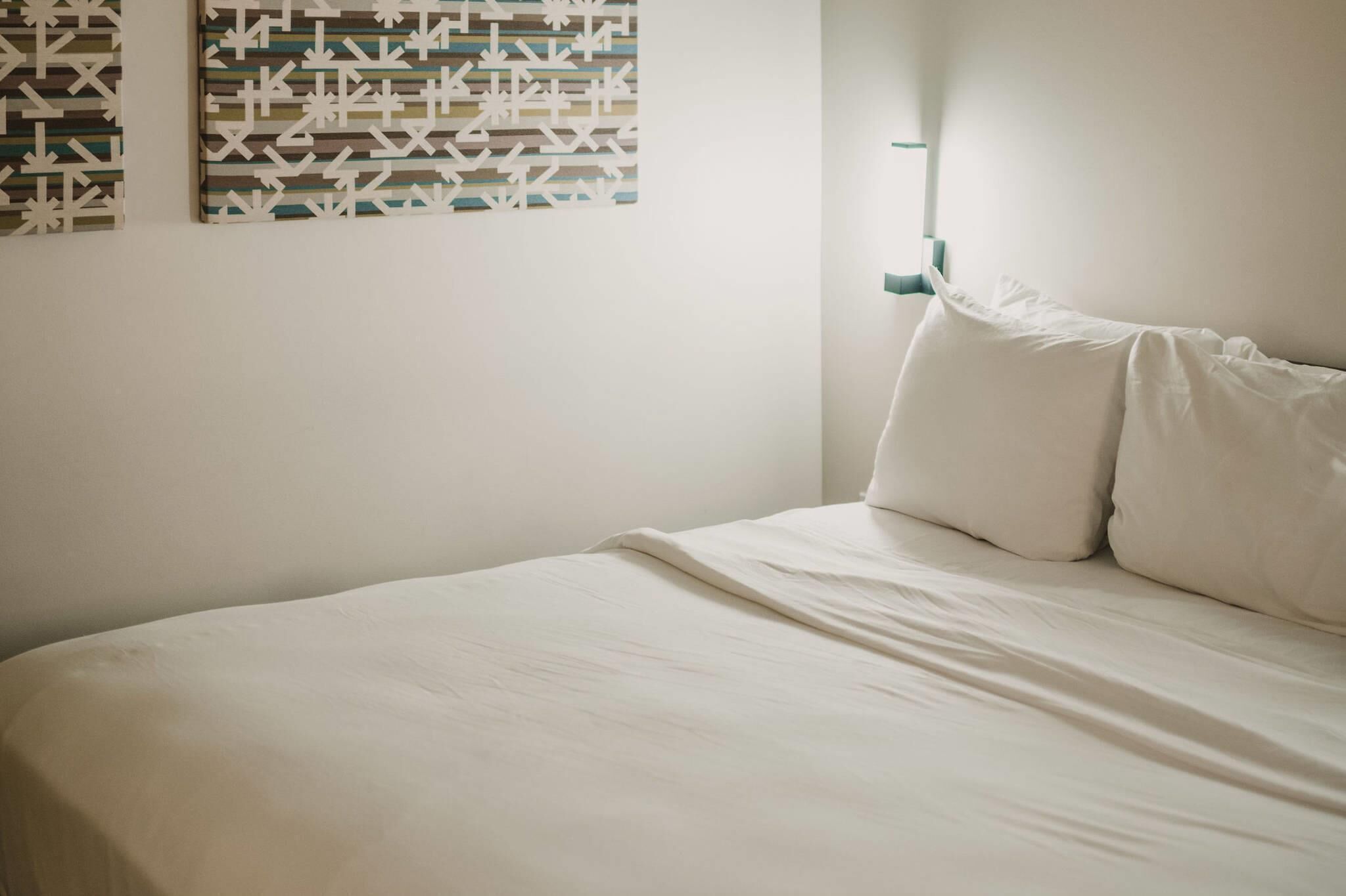 Standard Room, 1 King Bed, Non Smoking | Individually decorated, individually furnished, desk, laptop workspace