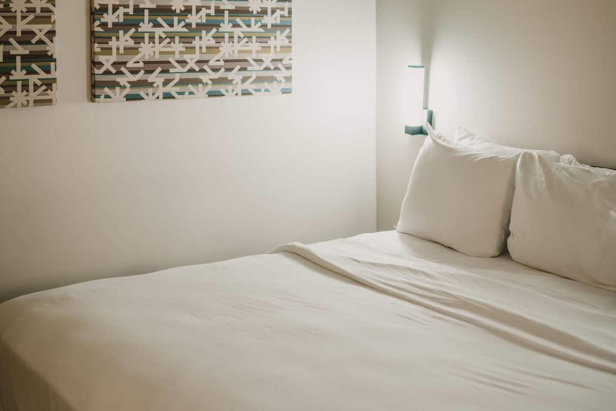 Standard Room, 1 King Bed, Non Smoking | Individually decorated, individually furnished, desk, laptop workspace