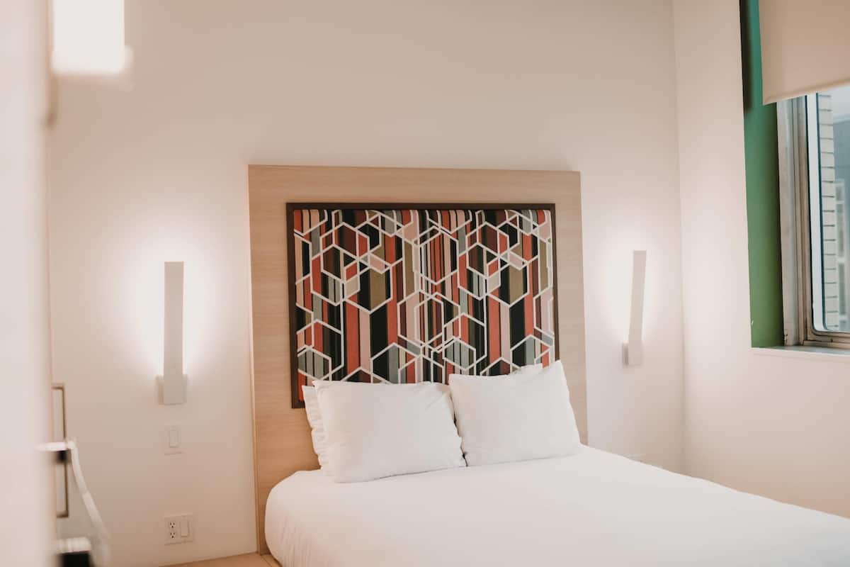 Standard Room, 1 Queen Bed, Non Smoking | Individually decorated, individually furnished, desk, laptop workspace