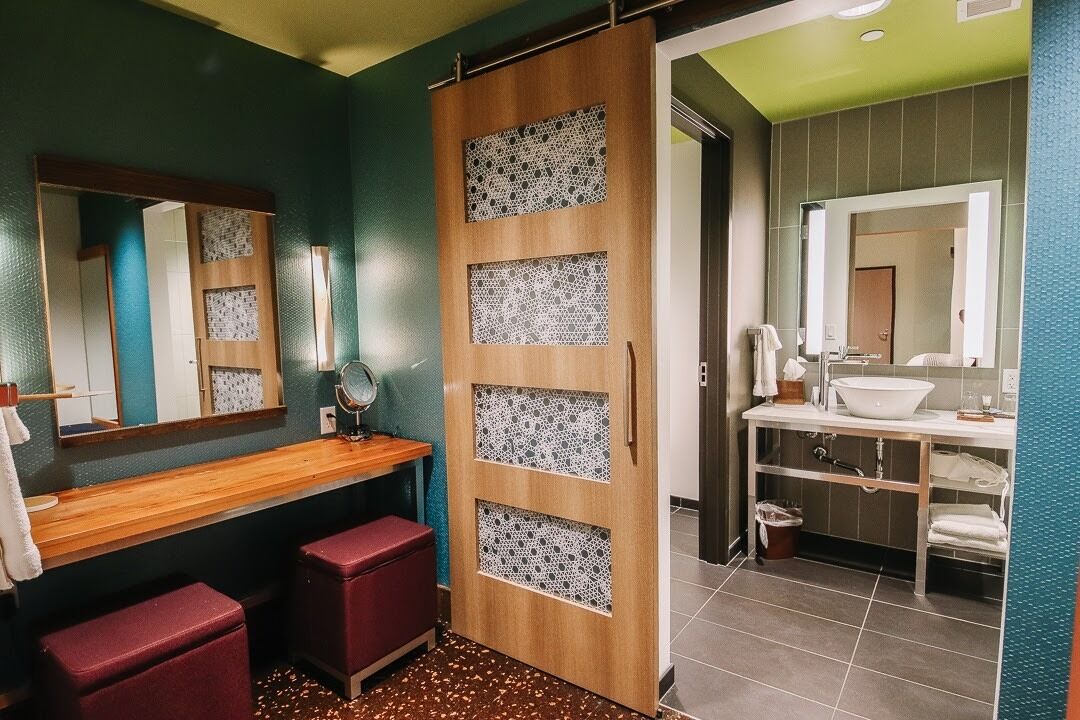 deluxe king | living area | flat-screen tv, mp3 dock