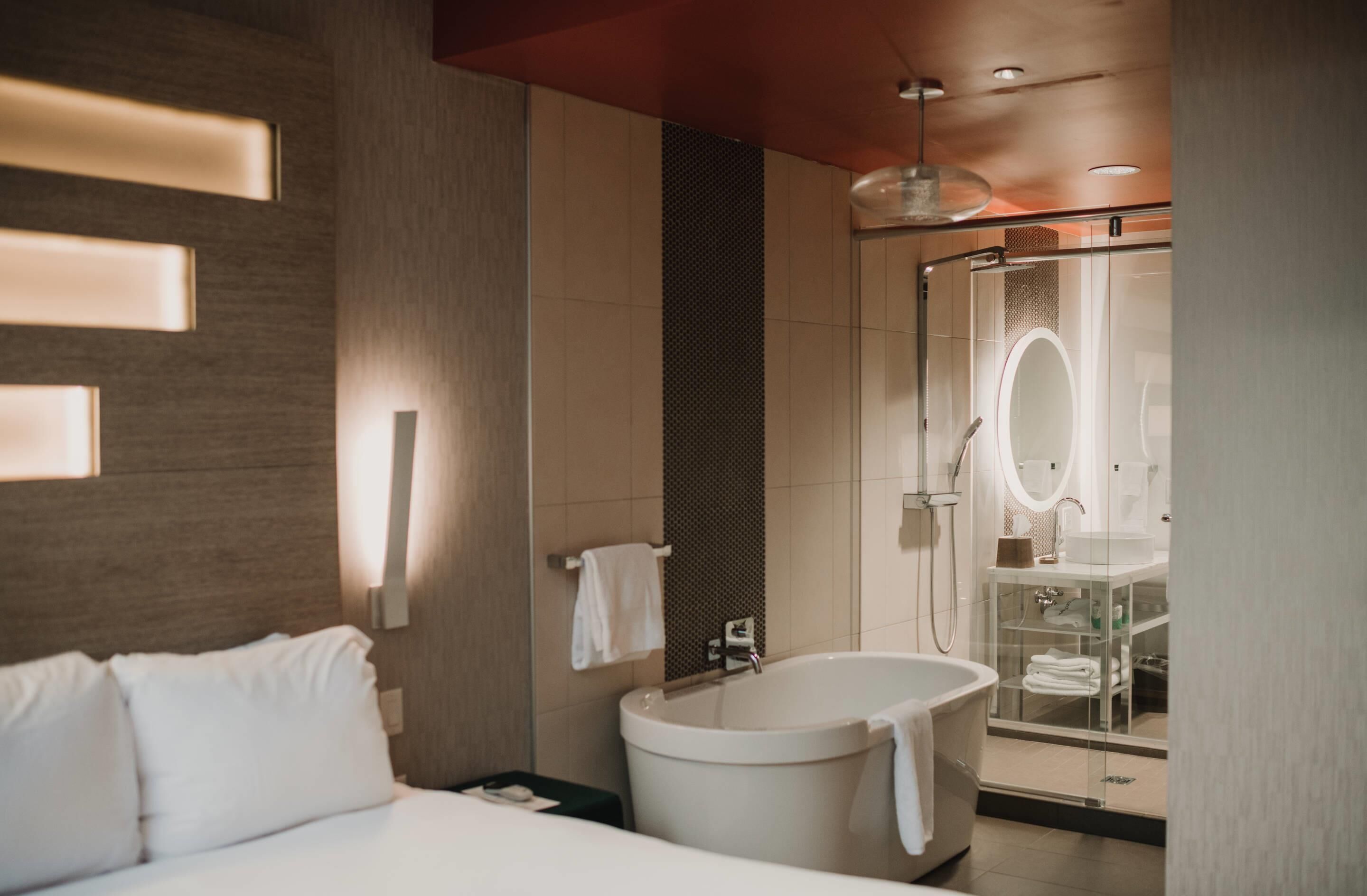 Standard Room, 1 King Bed, Non Smoking (Soaking Tub) | Individually decorated, individually furnished, desk, laptop workspace