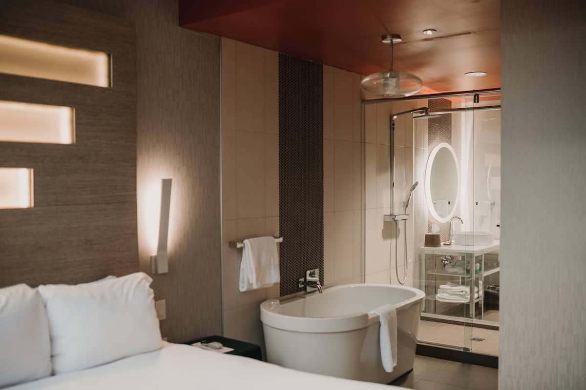 Standard Room, 1 King Bed, Non Smoking (Soaking Tub) | Individually decorated, individually furnished, desk, laptop workspace
