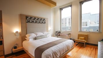 Street View Deluxe King | Individually decorated, individually furnished, desk, laptop workspace