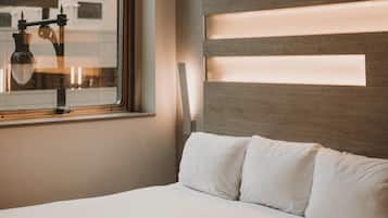 Standard Room, 1 King Bed, Non Smoking (Soaking Tub) | Individually decorated, individually furnished, desk, laptop workspace