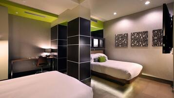 Habitació d'hotel moderna amb dos llits, una taula de treball i un gran finestral.