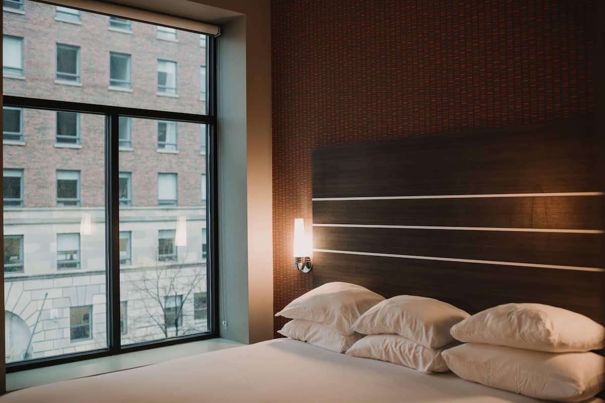 Standard Room, 1 King Bed, Non Smoking (Faces Street) | Individually decorated, individually furnished, desk, laptop workspace