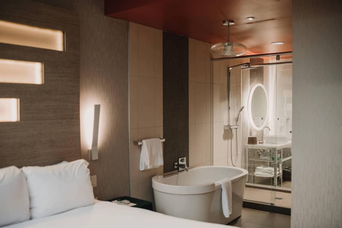 Standard Room, 1 King Bed, Non Smoking (Soaking Tub) | Individually decorated, individually furnished, desk, laptop workspace