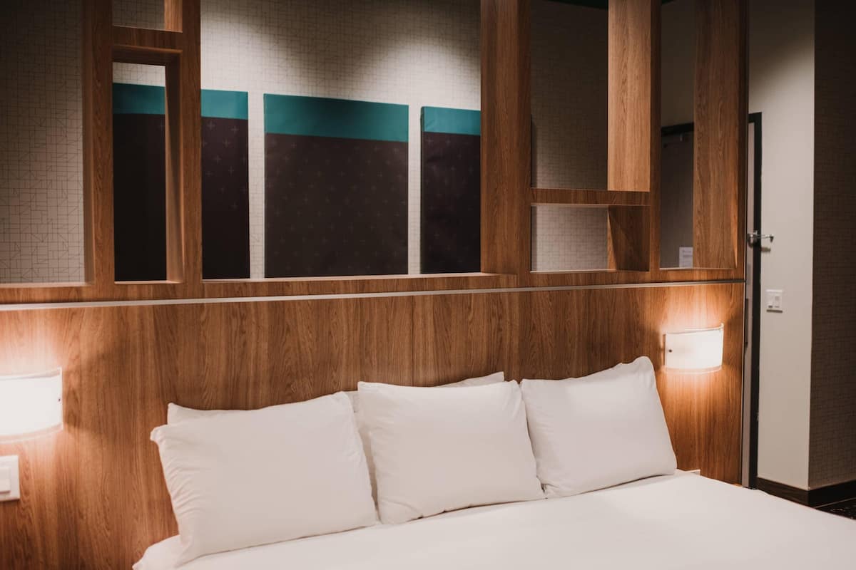 Standard Room, 1 King Bed, Non Smoking | Individually decorated, individually furnished, desk, laptop workspace