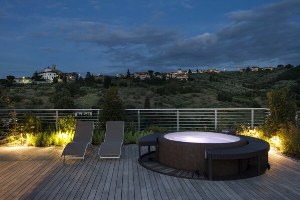 Outdoor spa tub