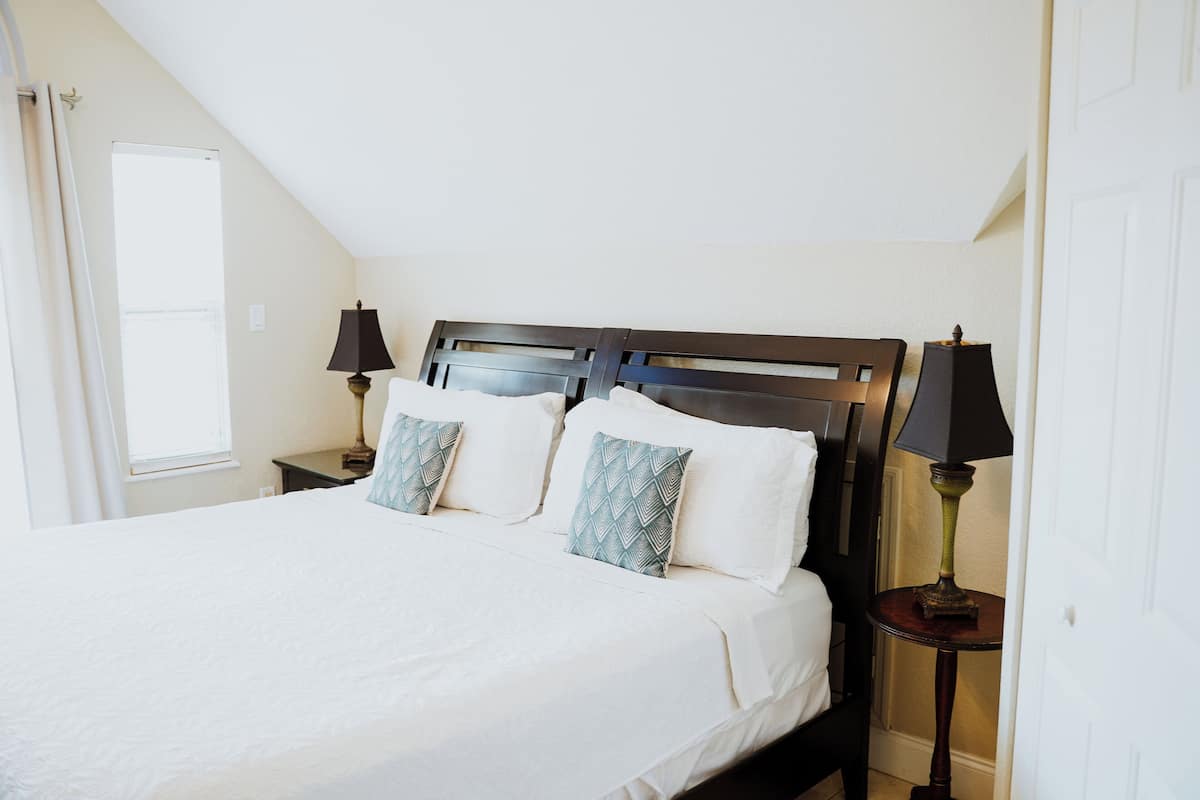 Classic-Zimmer, 1 King-Bett, Balkon (Travellers) | 1 Schlafzimmer, Zimmersafe, Zustellbetten, kostenloses WLAN