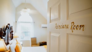 Une pièce dont la porte porte une pancarte indiquant « Salle Pianissima », avec une lampe et un lit en arrière-plan.