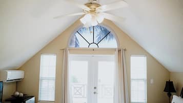 クラシック ルーム キングベッド 1 台 バルコニー (Travellers) | セーフティボックス (室内)、可動式ベッド、WiFi (無料)、ベッドシーツ