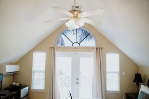 經典客房, 1 張特大雙人床, 陽台 (Travellers) | 客房內保險箱、折疊床/加床、免費無線上網、床單