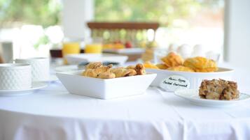 Desayuno completo (USD 25 por persona)