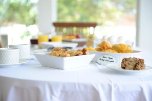 Se ofrece un desayuno completo (25 USD por persona)