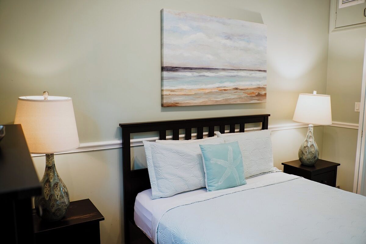 deluxe suite, 1 queen bed, kitchen, ground floor | 1 bedroom, in-room safe, rollaway beds, free wifi