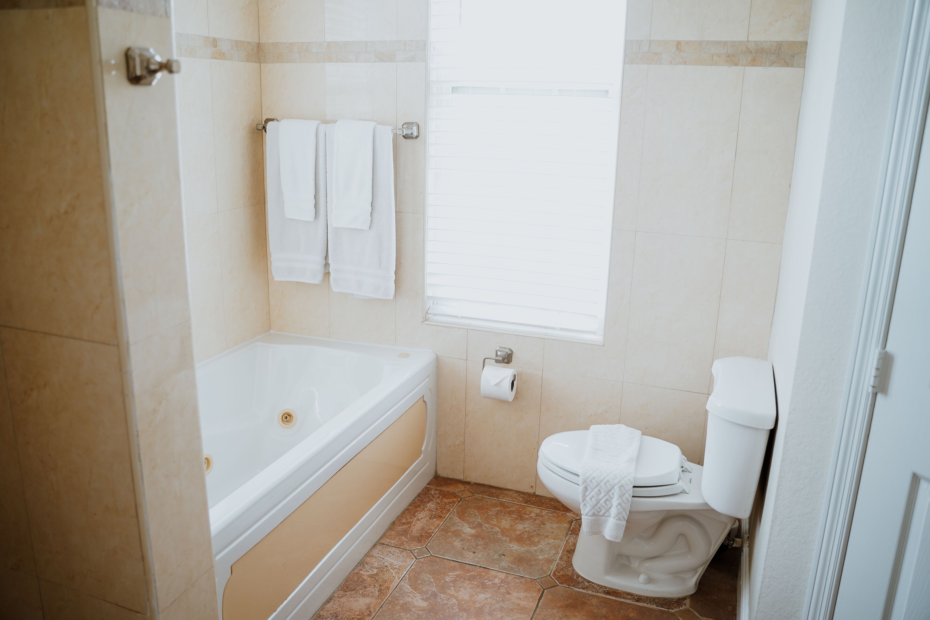 deluxe room, pool view (royal palm) | bathroom | free toiletries, hair dryer, bathrobes, towels