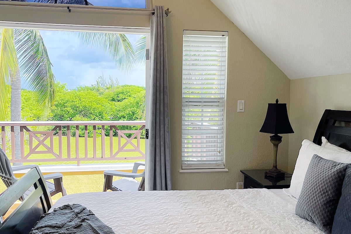 classic room, 1 king bed, balcony (travellers) | 1 bedroom, in-room safe, rollaway beds, free wifi