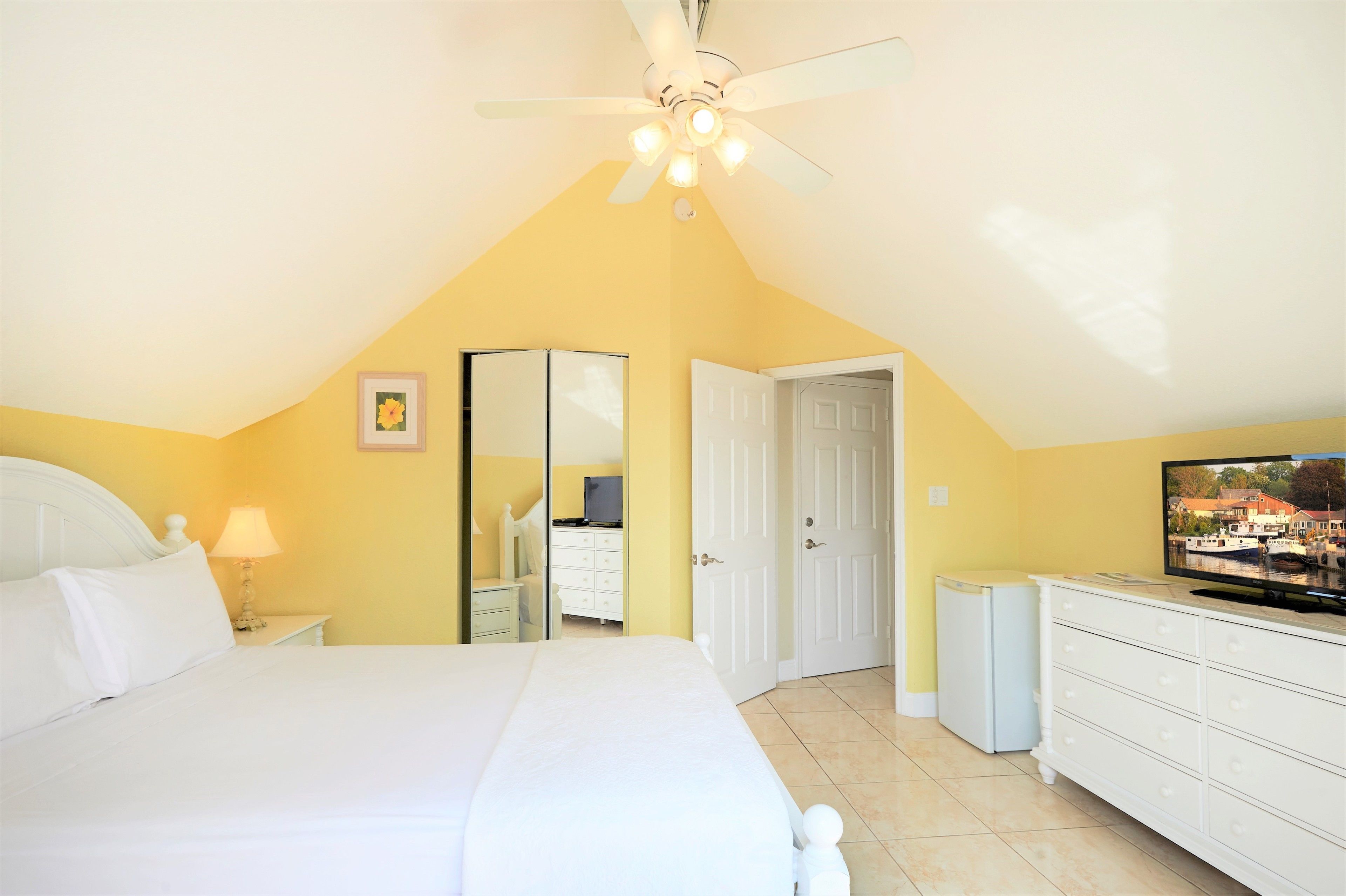 standard room, 1 queen bed, balcony (hibiscus) | 1 bedroom, in-room safe, rollaway beds, free wifi