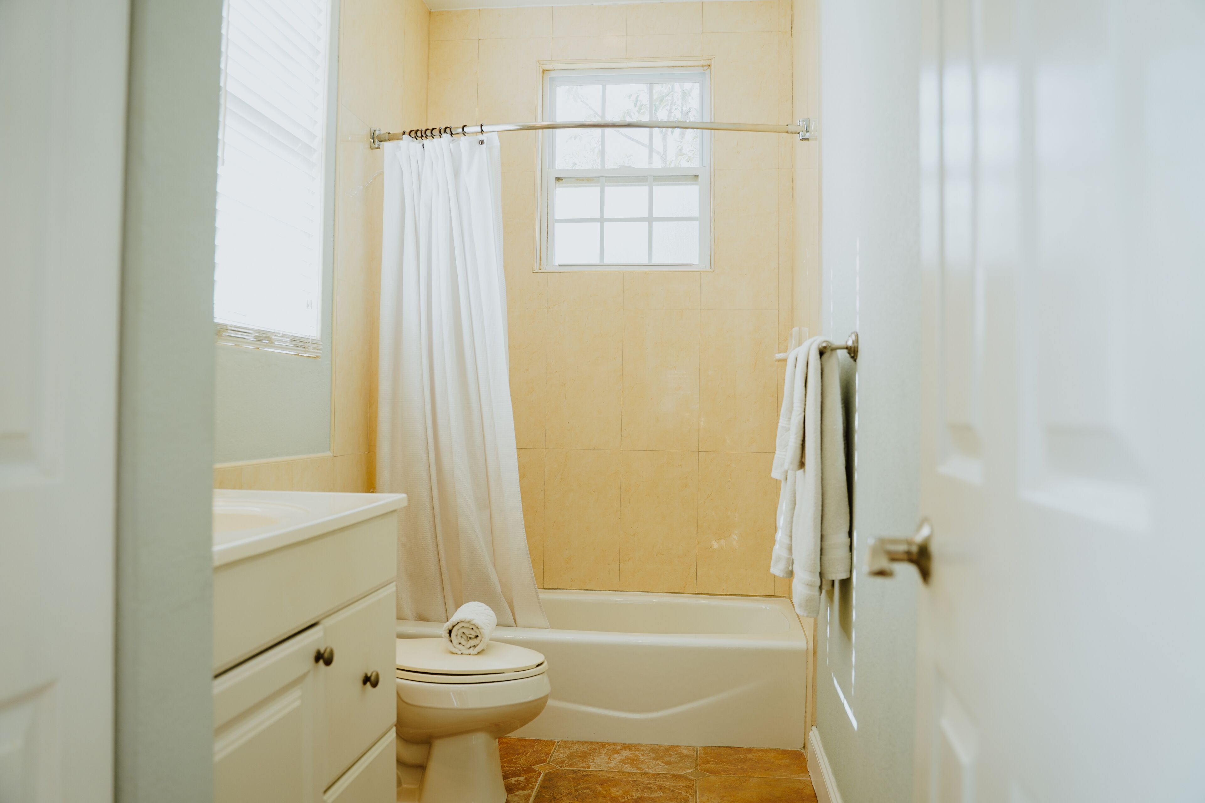 classic room, 1 queen bed (oleander) | bathroom | free toiletries, hair dryer, bathrobes, towels