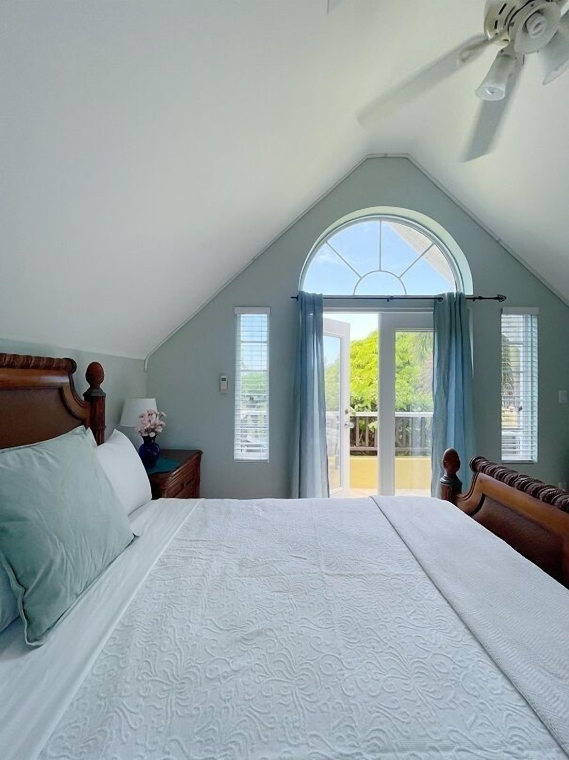 Standard Room, 1 Queen Bed, Balcony (Bougainvillea) | In-room safe, rollaway beds, free WiFi, bed sheets