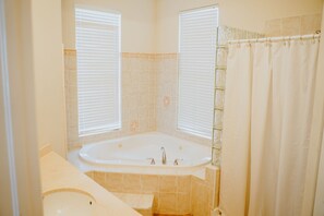 Chambre Supérieure, 1 très grand lit, vue piscine (Cayman Palm) | Salle de bain