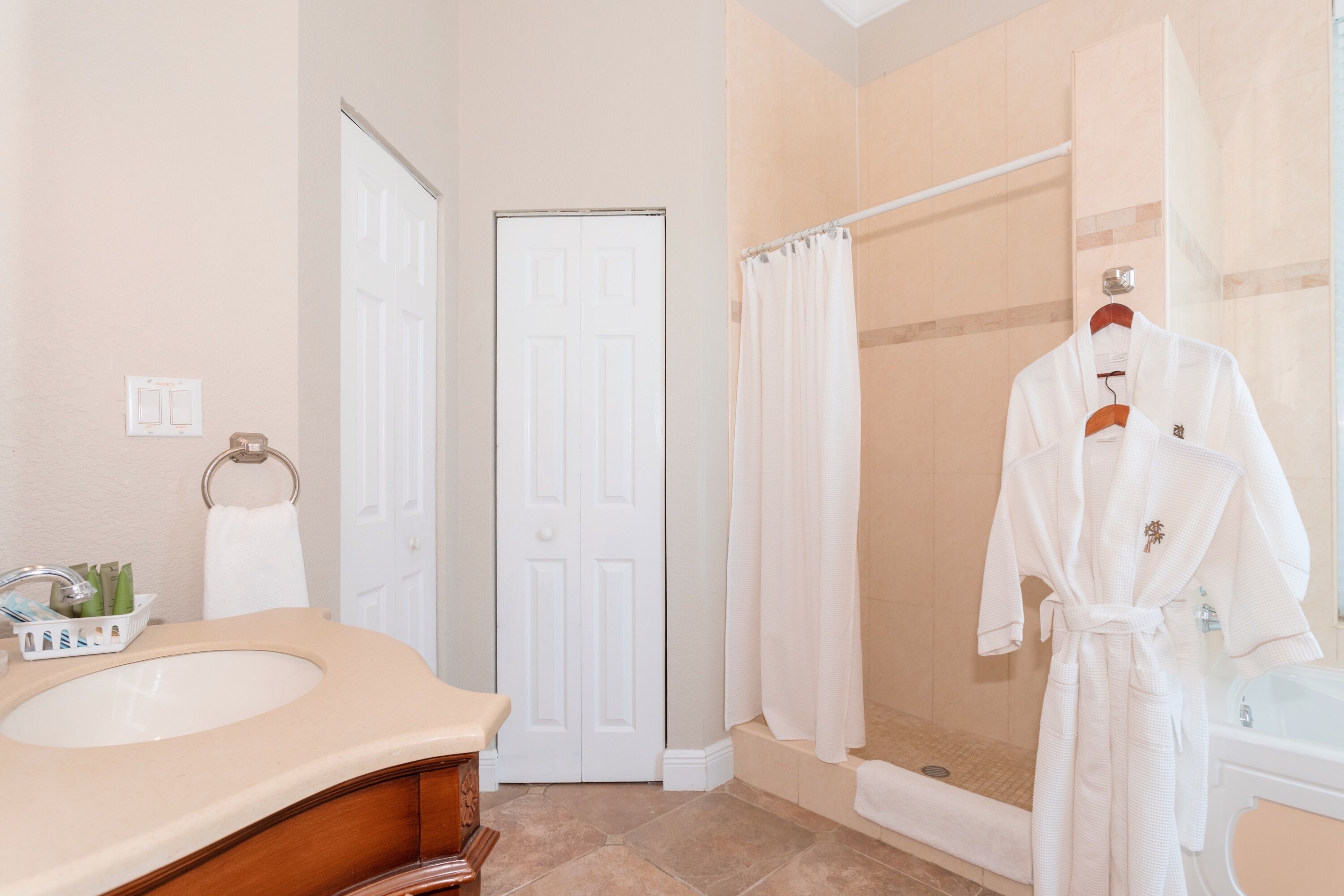 deluxe room, pool view (royal palm) | bathroom | free toiletries, hair dryer, bathrobes, towels