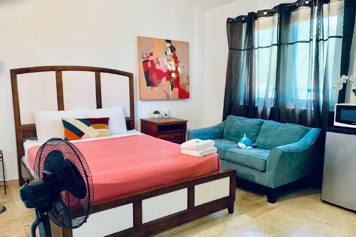 MwPi 202 Standard Suite with 1 Queen Size Bed Second Floor | Premium bedding, down comforters, WiFi (free), bed sheets
