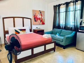 MwPi 202 Standard Suite with 1 Queen Size Bed Second Floor | Literie de qualité, couette en duvet, accès au Wi-Fi (inclus)