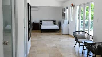 MwPi 204 Honeymoon Suite with Jacuzzi and 1 Queen & 1 King Size Bed Second Floor | Premium bedding, down duvets, free WiFi, bed sheets