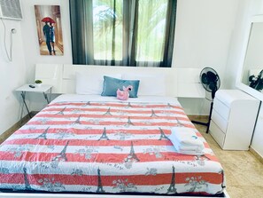 MwPi 203 Balcony View Suite with 1 King Size Bed Second Floor | Sengetøy av topp kvalitet, dundyner, wi-fi (inkludert) og sengetøy