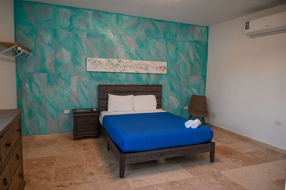 Economy Room, 1 Queen Bed | Premium bedding, down comforters, WiFi (free), bed sheets