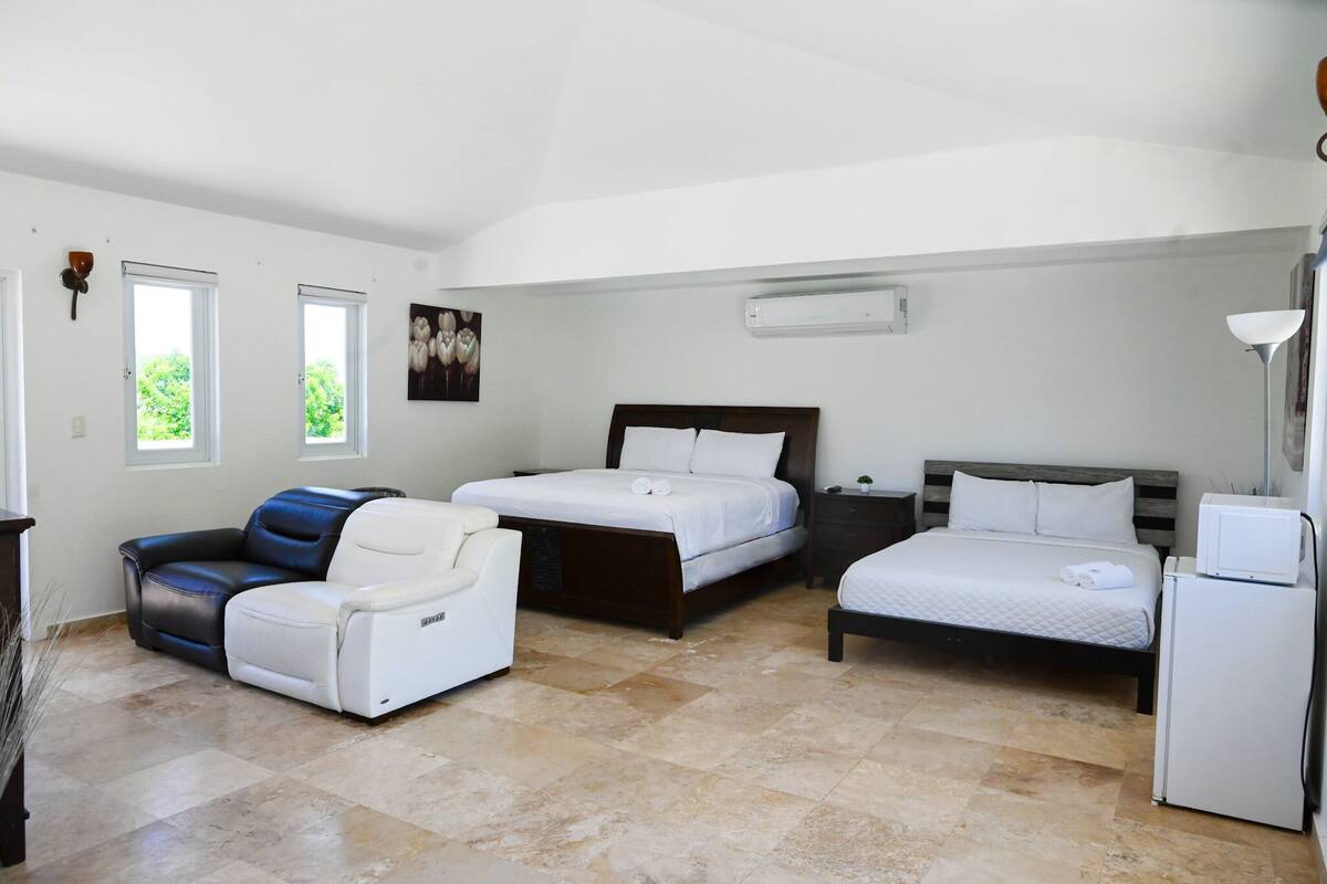 MwPi 204 Honeymoon Suite with Jacuzzi and 1 Queen & 1 King Size Bed Second Floor | Premium bedding, down comforters, WiFi (free), bed sheets