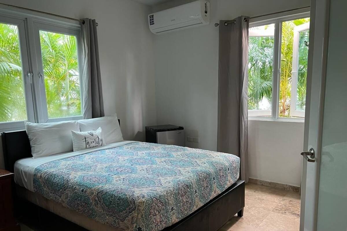 MwPi 103 Economy Room with 1 Queen Size Bed First Floor | Premium bedding, down comforters, WiFi (free), bed sheets