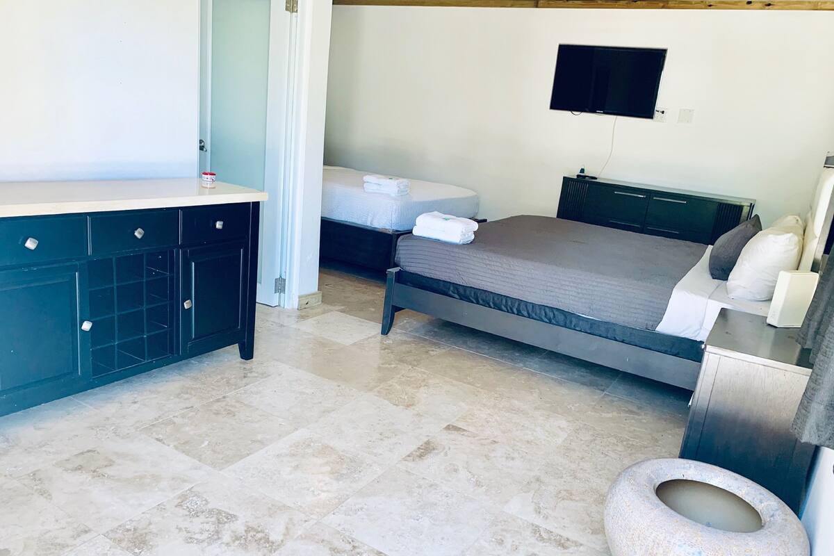 MwPi 104 Independent Pool Out Suite with 2 Queen Size Bed First Floor | Premium bedding, down comforters, WiFi (free), bed sheets