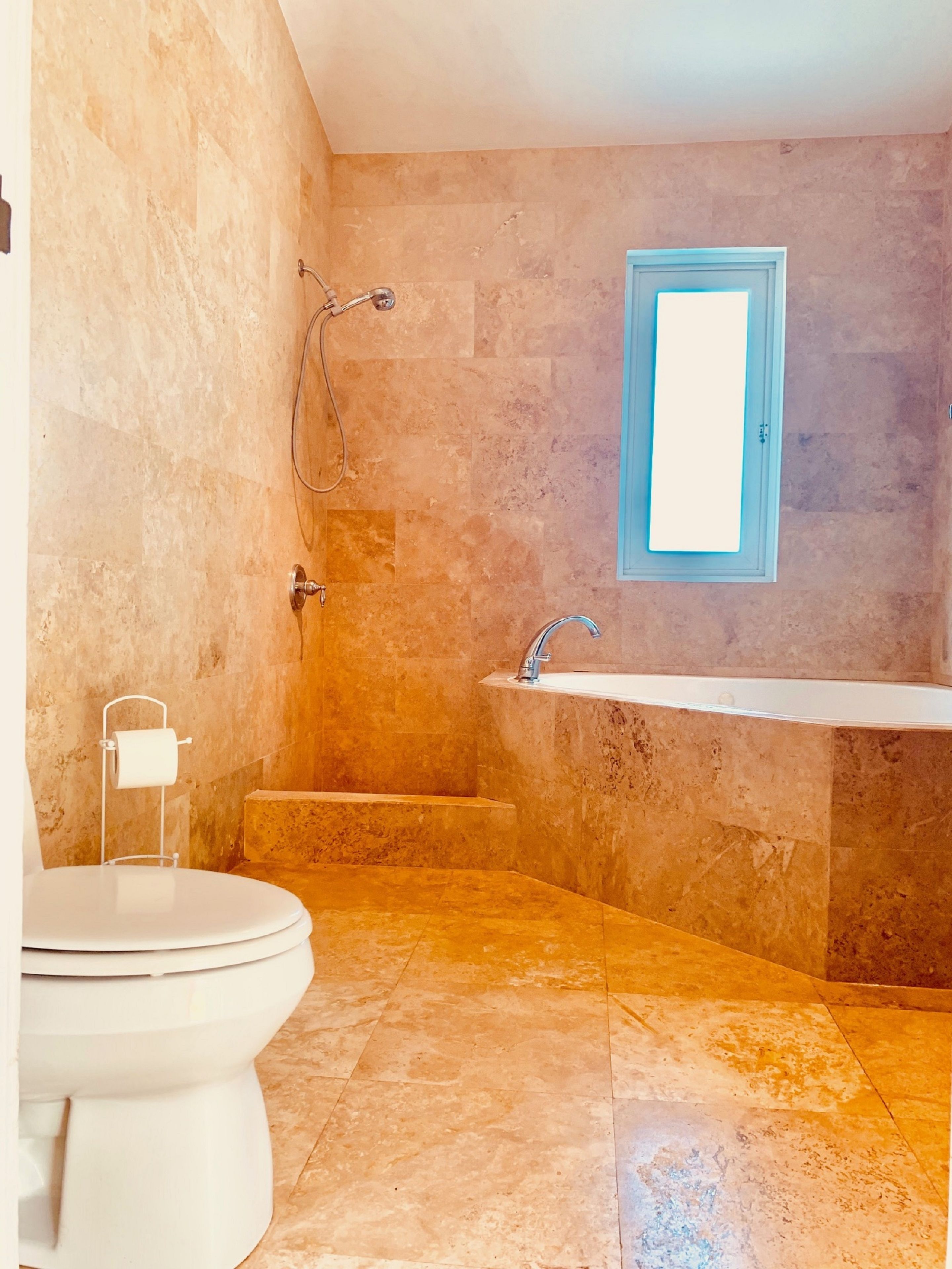 MwPi 204 Honeymoon Suite with Jacuzzi and 1 Queen & 1 King Size Bed Second Floor | Bathroom | Shower, towels