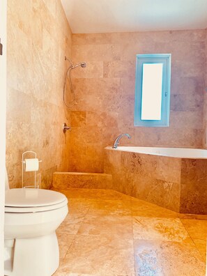 MwPi 204 Honeymoon Suite with Jacuzzi and 1 Queen & 1 King Size Bed Second Floor | Badezimmer | Dusche, Handtücher
